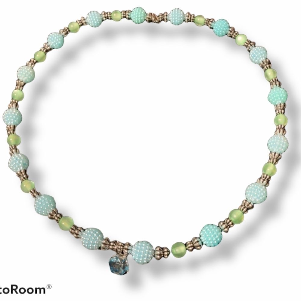 Rin's Unique Boutique - Handmade beaded necklace